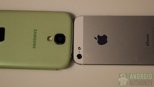 Samsung Galaxy S4 vs iPhone 5 menos 1 600