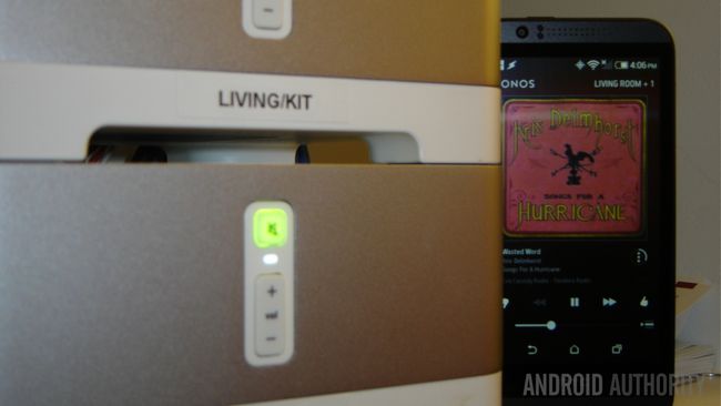 Sonos CONNECT: AMP ZonePlayer 120 esquina frontal con App en HTC