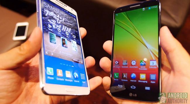 Samsung Galaxy Note 3 vs LG G2 ángulo lateral AA