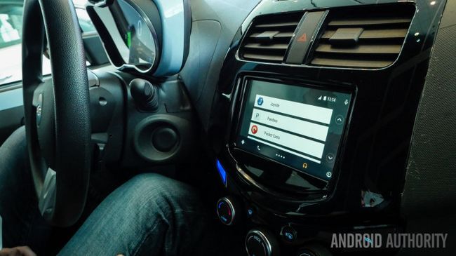 Fotografía - Manos en Android Auto de demostración: el futuro de la conducción