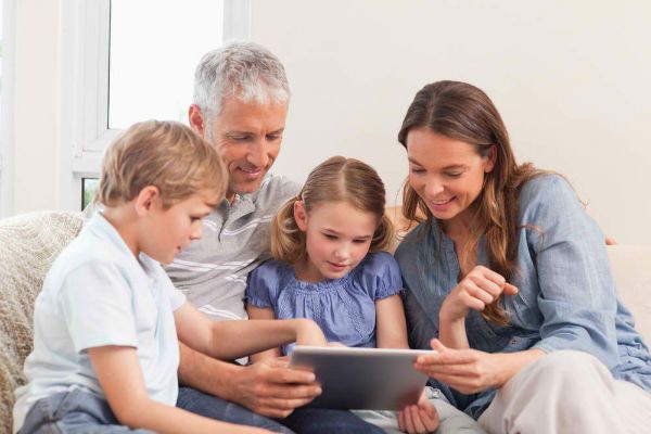 Al parecer, algunas familias como compartir todo, incluyendo sus computadoras tablet (Foto: Shutterstock)