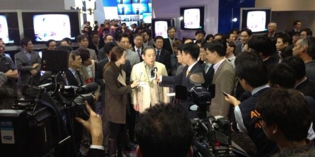 Lee Kun-hee habla con la prensa