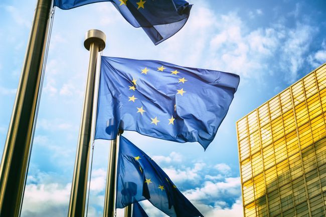 Banderas de la UE frente a la Comisión Europea en Bruselas