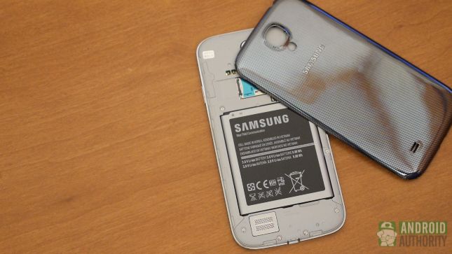 Batería extraíble y una ranura MicroSD permanecen en el Galaxy S4.