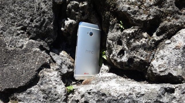 El Galaxy S4 fotografía el HTC One.