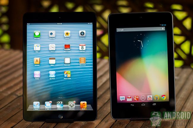 El mini iPad (izquierda) tiene biseles delgados, para una tableta.