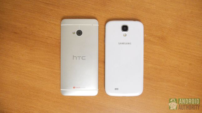 Samsung Galaxy S4 vs HTC uno respalda aa