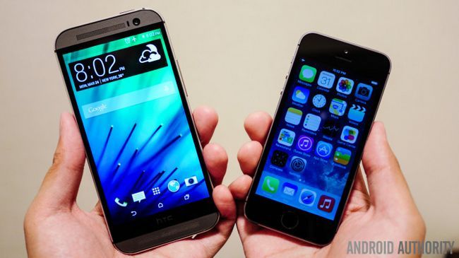 HTC uno m8 vs iphone 5s rápida mirada de mano aa (5 de 6)