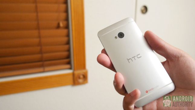 Samsung Galaxy S4 vs HTC uno una vuelta en aa mano