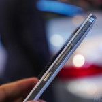 Huawei Ascend Mate 2 Manos phablet del lado ángulos AA trasera -5