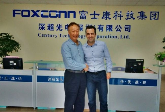 Hugo Barra plantea con el CEO de Foxconn, Terry Gou