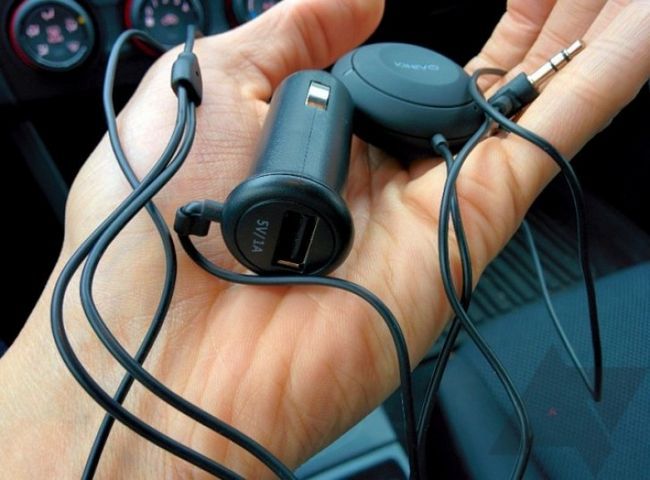 Fotografía - Kinivo BTC455 manos libres Bluetooth Car Kit Review: una maraña de una Buena Idea