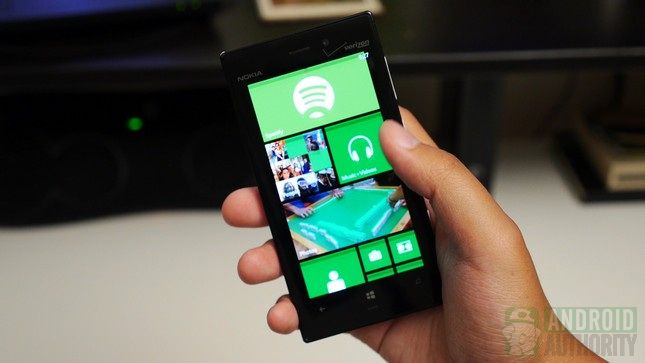 Nokia Lumia 928 bis de la mano con ui