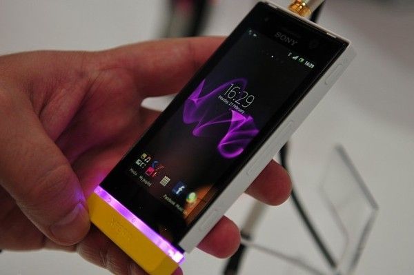 Fotografía - Rumor: Sony trabaja en un teléfono inteligente Xperia con una pantalla AMOLED de 4,3 pulgadas