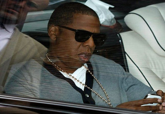 Jay Z utilizando un teléfono inteligente