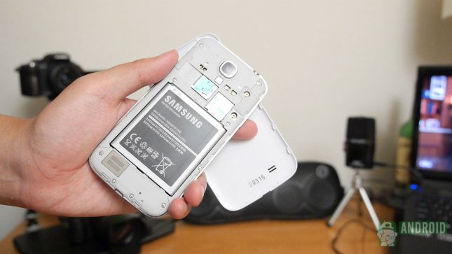 Samsung Galaxy S4 vs HTC uno s4 cubierta posterior aa