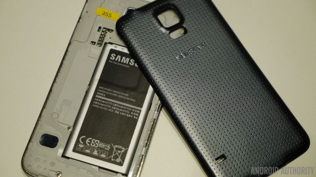 El Galaxy S5 podría haberse visto un poco como una curita, pero tenía microSD y espalda extraíble.