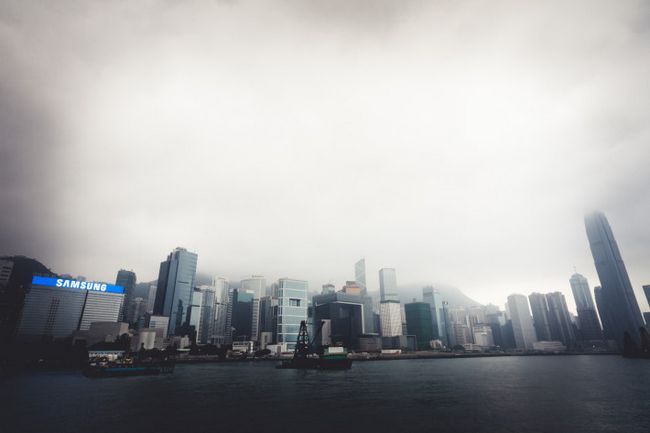 Cielos sombríos sobre Hong Kong's harbor