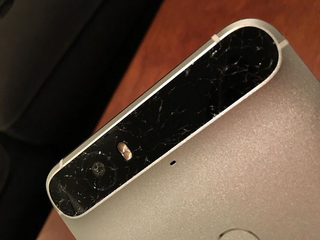 Fotografía - Algunos Nexus 6P propietarios están informando Espontáneamente rotos paneles de vidrio trasero
